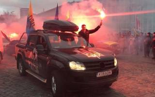 Вдоволь намитинговавшись в Киеве, сторонники Саакашвили приехали митинговать под дом Порошенко