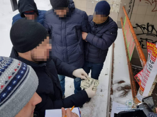 В «Борисполе» сразу два таможенника погорели на взятке