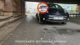 В Киеве кусок разрушающегося Воздухофлотского моста упал прямо на автомобиль