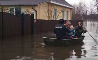 На Сумщине из-за потопа люди плавают по городу на лодках