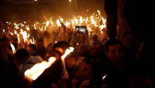 9 тысяч верующих в Иерусалиме ожидают схождения Благодатного огня