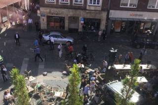 В Германии псих на фургоне въехал в толпу отдыхающих и застрелился