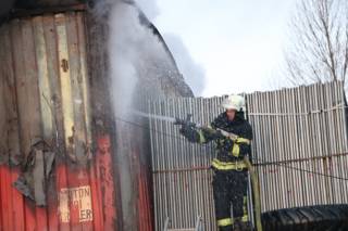В Киеве горело помещение с кислородными баллонами. Взрыва чудом удалось избежать