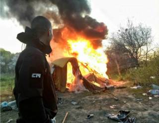 В Киеве радикалы из С14 разогнали табор цыган и сожгли их палатки