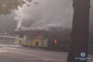 В Киеве посреди улицы дотла сгорел муниципальный автобус