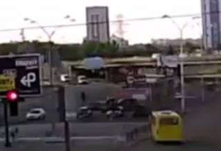 Маршрутка насмерть сбила женщину на пешеходном переходе в Киеве. Появилось видео трагедии