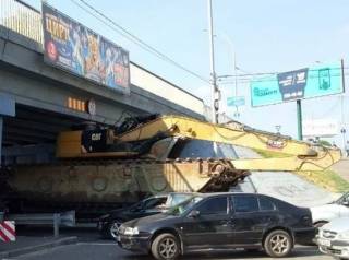 Череда странных происшествий в Киеве: тягач не вписался в мост, а автомобиль застрял на лестнице кинотеатра