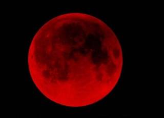 Скоро украинцы смогут увидеть впечатляющее «кровавое затмение» Луны