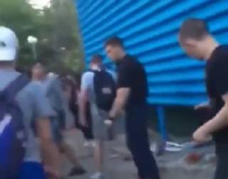 В России футбольные фанаты подрались со школьниками из-за застреленного американского рэпера