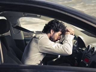 Ученые выяснили, почему водителям хочется спать за рулем. Учтут ли это автопроизводители?