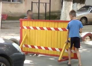 В Одессе малолетние «бизнесмены» требовали с водителей плату за проезд через свой двор