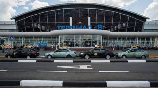 В «Борисполе» возмущенных туристов, которые не могли вылететь в Хургаду, успокаивали автоматчики