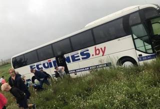 Под Киевом автобус с детьми попал в ДТП – водитель уснул за рулем