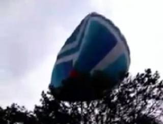 Сильный ветер едва не унес воздушный шар с людьми в Знаменке. Они вовремя зацепились за дерево