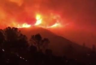 Калифорнию охватили гигантские пожары – к тушению огня привлечена военная авиация