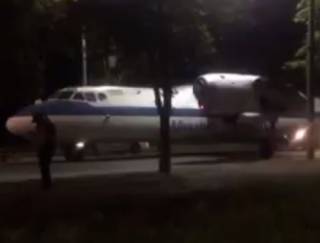 По улицам Киева возили самолет. Появилось видео