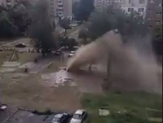 В одном из киевских дворов бушевал пятиметровый гейзер