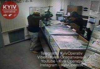 Ограбление ювелирного магазина на Нивках в Киеве: бандиты убили охранника и забрали целый мешок наживы