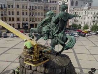 В Киеве тщательно вымыли памятник Богдану Хмельницкому. Появилось видео