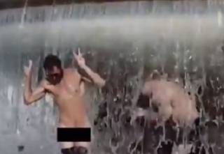 Британские туристы решили голышом искупаться в римском фонтане – теперь их разыскивает полиция