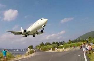 В Греции взлетающий самолет едва не убил малолетнего туриста. Появилось видео