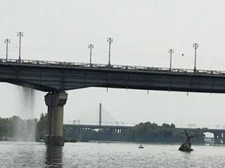 Водопад на мосту Патона попал на видео