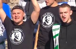 Полтавские фанаты пришли на трибуны в футболках с Гитлером. Фотофакт