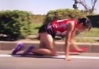 Сломав ногу, японская спортсменка продолжила марафон на четвереньках. Но ее героизм не оценили