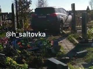 В Харькове какой-то «батюшка» устроил погром на кладбище. Появилось видео