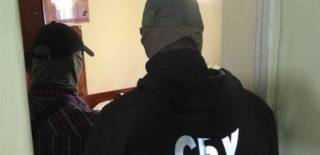 Сотрудники СБУ ломают дверь в квартире Бережной и ищут оружие в офисе Кильчицкой