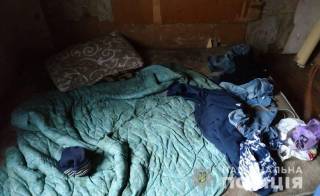У безработной киевлянки забрали детей, которые спали на полу и нигде не учились