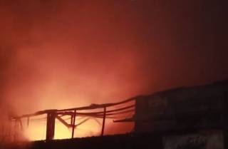 Ночью на складах в Киеве бушевал масштабный пожар