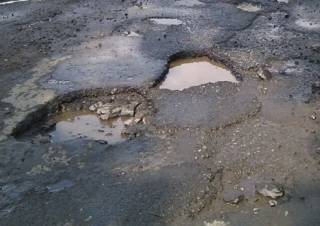 Украинцам намекнули, что денег на ремонт всех дорог в стране никогда не хватит