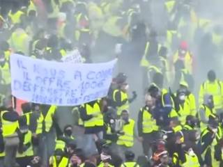 После кровопролитных протестов во Франции власти пошли на уступки «желтым жилетам»