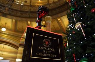 В США местные законодатели установили на Рождество сатанинскую статую