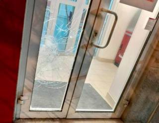 Националисты изуродовали фасад российского банка во Львове