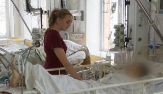 В ровенской больнице буйный пациент избил врачей и выпал из четвертого этажа