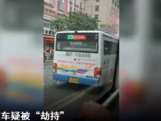 В Китае в толпу пешеходов врезался угнанный автобус (18+)