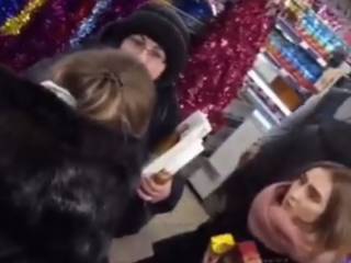 В харьковском супермаркете женщины устроили драку, проклиная друг друга