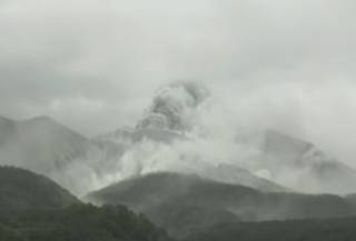 На японском острове начал извергаться вулкан