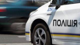 В Киеве патрульный автомобиль провалился в люк