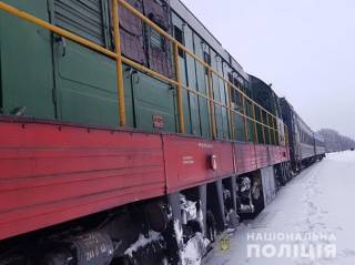 В Полтавской области поезд на переезде раздавил легковушку