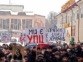 Верующие Черновицкой епархии УПЦ прошли крестным ходом, заявляя власти о притеснениях