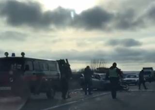 На трассе под Одессой произошло кровавое ДТП с участием маршрутки: появилось видео с места трагедии (18+)