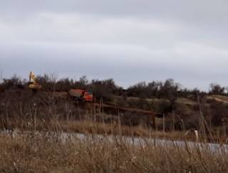 В аннексированном Крыму воду из могильника сливают прямо на пляж