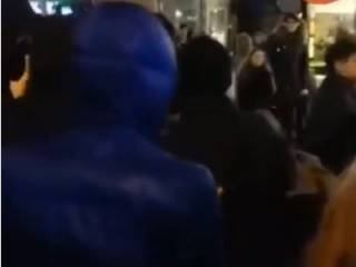 На Майдане в Киеве человека привязали к «позорному» столбу