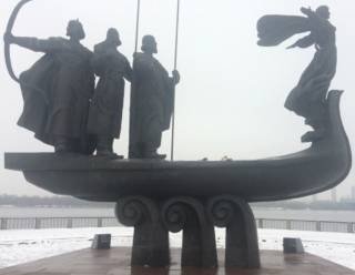 В Киеве вандалы «ободрали» известный памятник, а у Кличко не знают, чей он