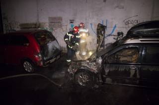 Ночью в историческом центре столицы сожгли два дорогих авто