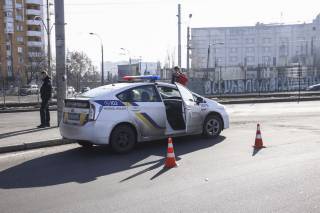 Элитный автомобиль на «евробляхах» протаранил экипаж полиции в Киеве. Копов госпитализировали