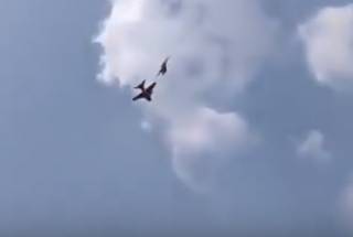 В Индии столкнулись и рухнули два военных самолета: момент ЧП попал на видео